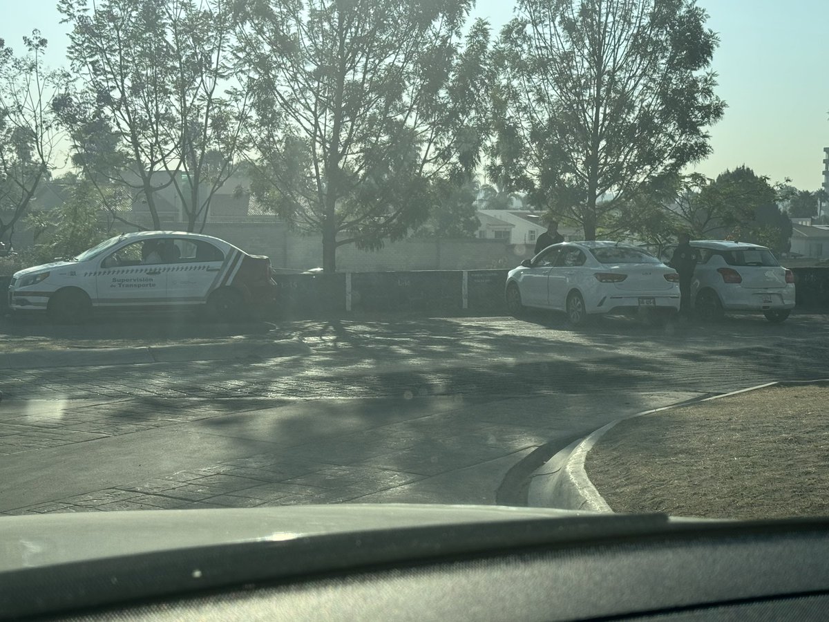 cggc0305's tweet photo. Y así como no tener tráfico intenso en @lomasdeangelopolis @TraficoPuebla #traficoatlixcayotl ???los polis nomás estorbando en lugar de ponerse a hacer su trabajo y así DIARIO por las mañanas @carlosmartinh @JCarlos_Valerio @laredcincoradio mejor que se queden en su oficina https://t.co/wu8IjeI60U