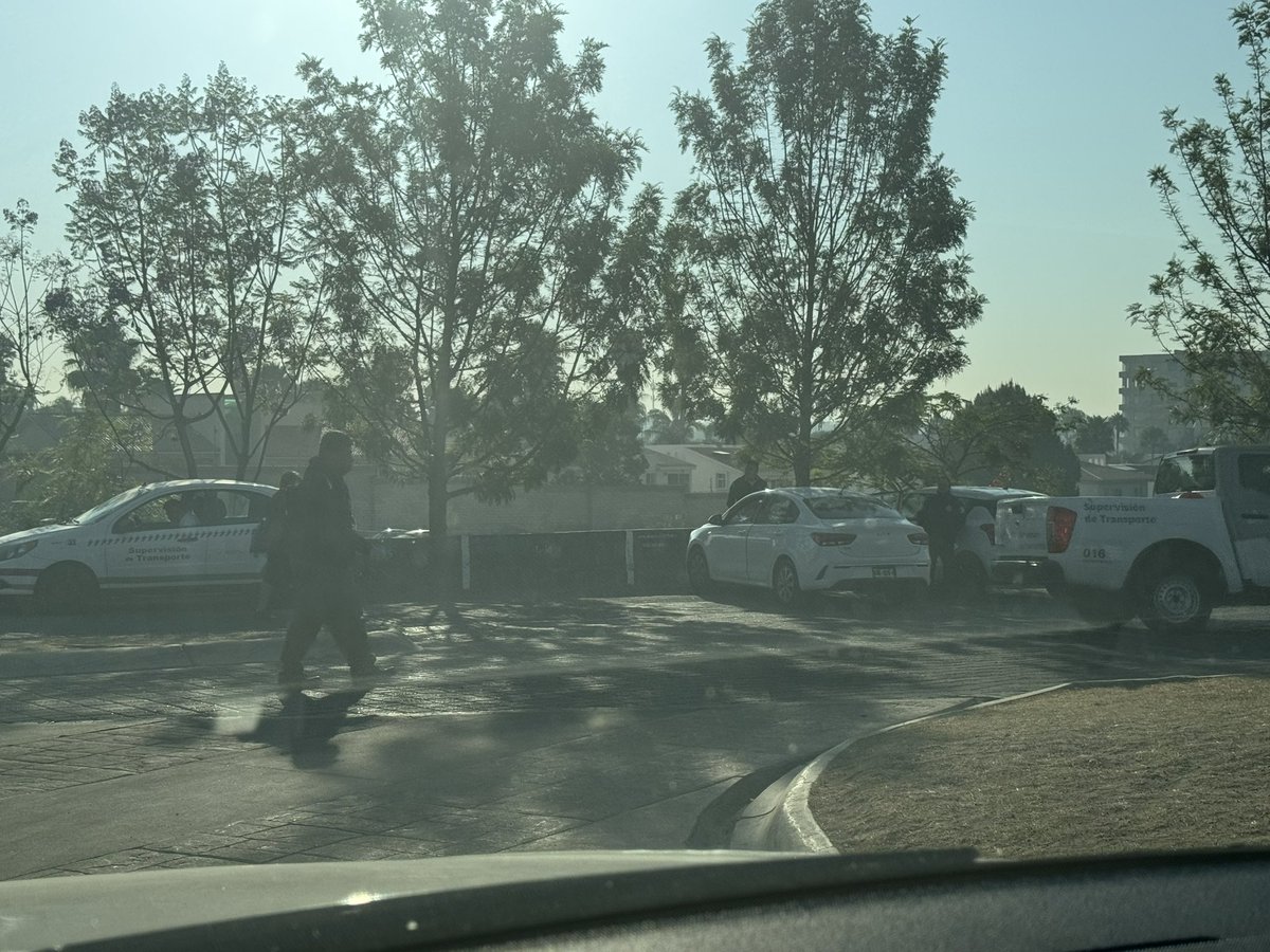cggc0305's tweet photo. Y así como no tener tráfico intenso en @lomasdeangelopolis @TraficoPuebla #traficoatlixcayotl ???los polis nomás estorbando en lugar de ponerse a hacer su trabajo y así DIARIO por las mañanas @carlosmartinh @JCarlos_Valerio @laredcincoradio mejor que se queden en su oficina https://t.co/wu8IjeI60U