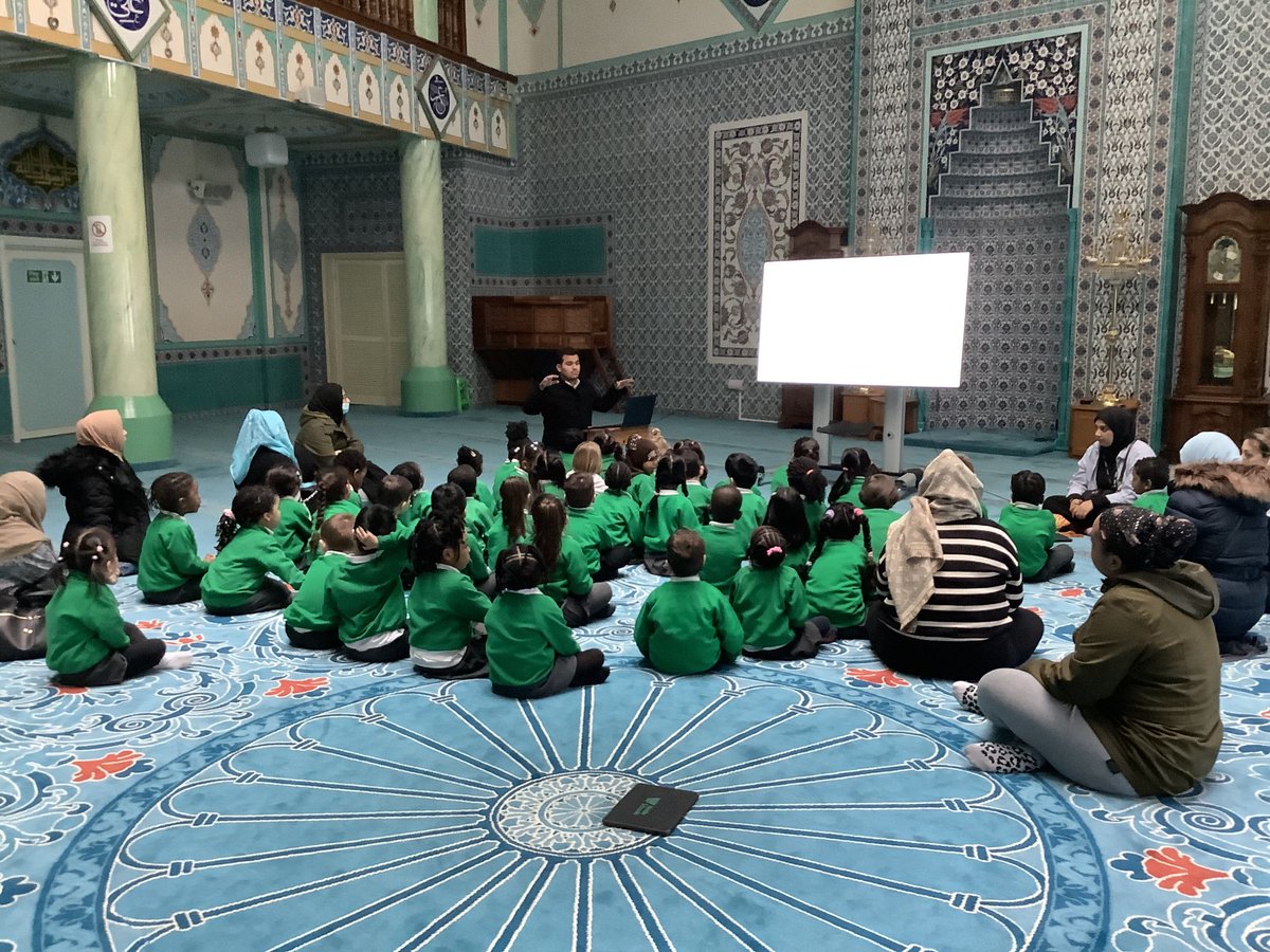#EYFS explored through their local #Mosque to learn all about #Islam. The Sheikh (teacher) explained how Muslims visit the the Mosque as a place of worship. 🕌🤲 #RE #Humanities #Islam
