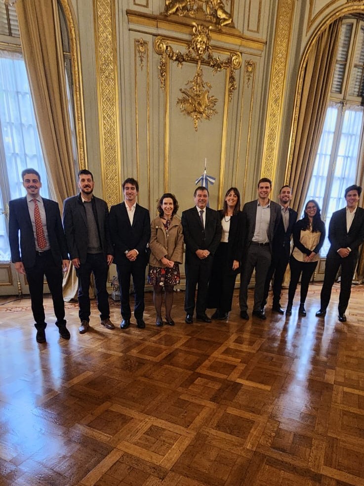 ■ <a href="/CAMARCOJoven/">camarcojoven</a>, junto con demás integrantes de <a href="/jovenesj6/">JovenesJ6</a> participó de una reunión con el Ministro Ramiro Velloso y el Sr. Embajador Alfredo Bascou, para dialogar sobre la promoción de exportaciones de bienes y servicios.

Más información en camarco.org.ar/1ba9

#CAMARCO