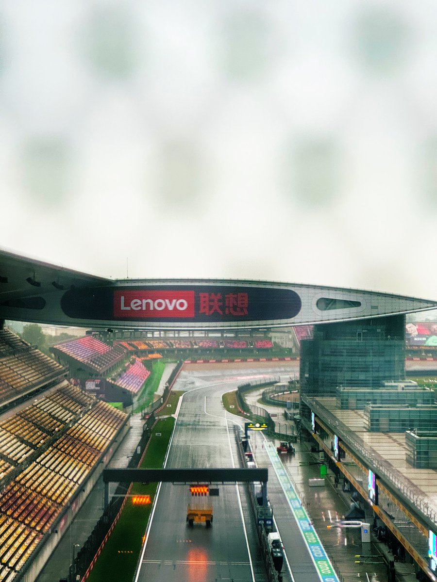 Mucha lluvia hoy en el Circuito Internacional de Shanghai, pero no se espera lo mismo para el primer fin de semana Sprint de la #F1 en 2024. El circuito más caro jamás construido en su momento, superado luego por Yas Marina, sigue siendo majestuoso y único en algunos aspectos.