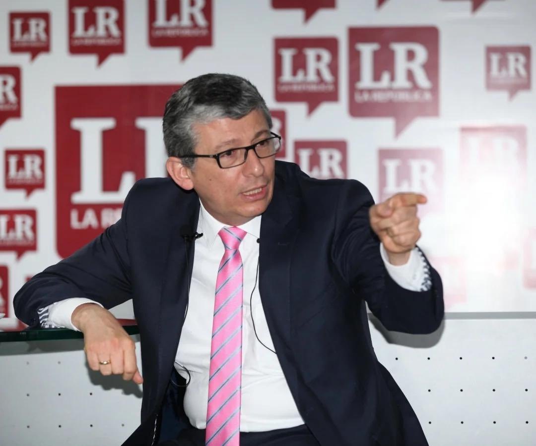 virusdemiel's tweet photo. Hilo de las mentiras o falsas conjeturas @alejandrocheyne rector de la @URosario después de su rueda de medios en @CaracolRadio, @BluRadioCo y @ELTIEMPO. Para intentar hacerle frente a la crisis del rosario. https://t.co/aJveRK5QXc