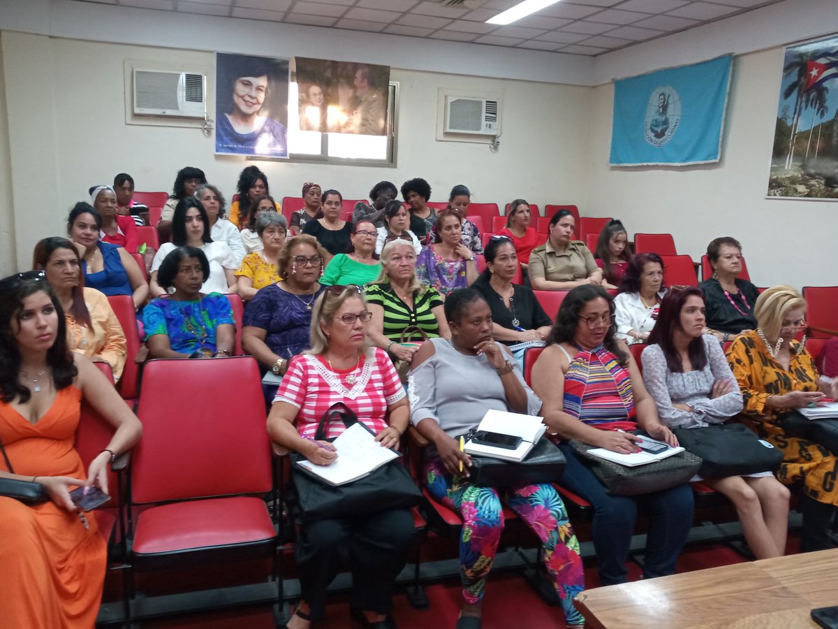 #MujeresEnRevolución Se desarrolla el pleno Provincial de la FMC en #VillaClara, debatiendo temas de interés. #FMC_Cuba #VencedorasDeImposibles
