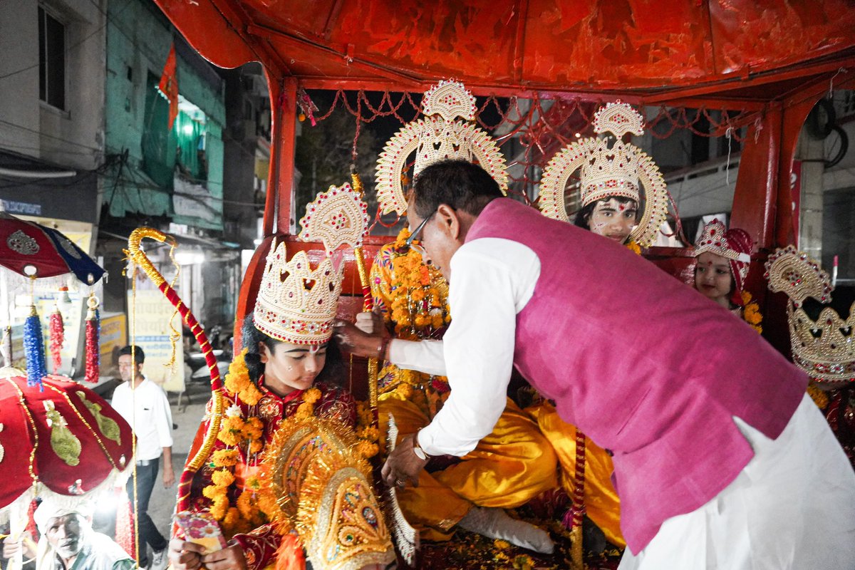 ChouhanShivraj's tweet photo. सकल हंस में राम विराजे

आज विदिशा में रामनवमी के शुभ अवसर पर आयोजित शोभा यात्रा में शामिल होने का सौभाग्य मिला।

प्रभु की निराली छवि आंखों में बसी है। भगवन सबका कल्याण करें।

।। जय श्रीराम ।। https://t.co/In3c0nyA9D