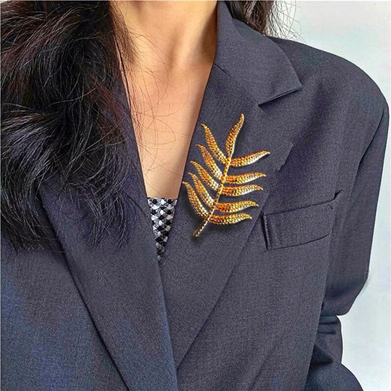 etsy.com/listing/168628…
#brooch #vintage #extraLarge #large #JoanRivers #designer #signed #floral #fern #leaf #goldTone #goldplate #textured #statement #runway #elegant #gift