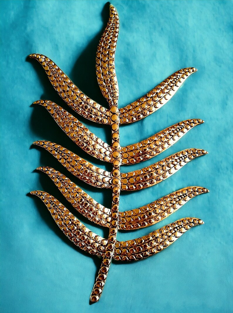 etsy.com/listing/168628…
#brooch #vintage #extraLarge #large #JoanRivers #designer #signed #floral #fern #leaf #goldTone #goldplate #textured #statement #runway #elegant #gift