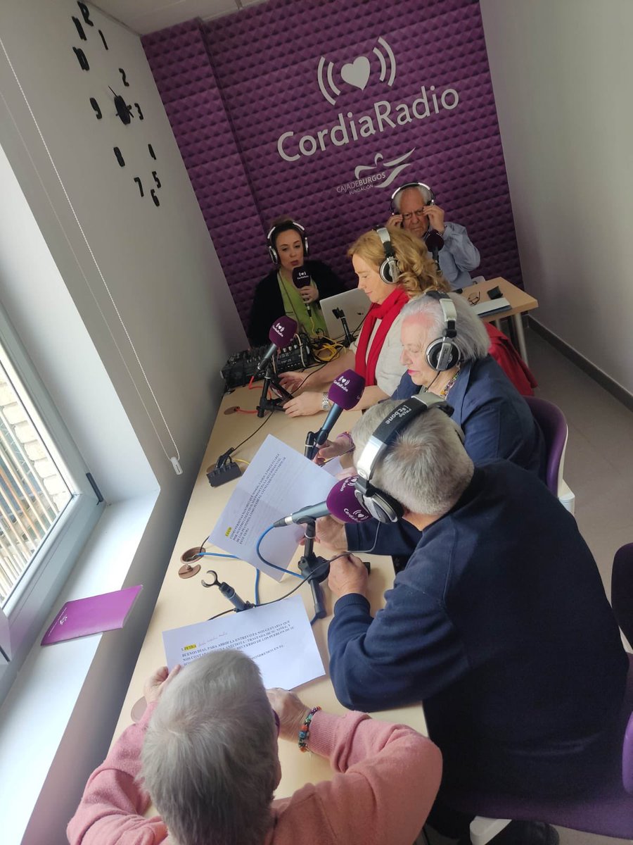 🎙️ La alcaldesa Cristina Ayala ha conocido esta mañana el proyecto radiofónico de la Residencia de Personas Mayores Cordia de la @Fundcajaburgos. 👉🏻 La regidora ha intercambiado experiencias con los residentes y ha puesto en valor este proyecto de radio.