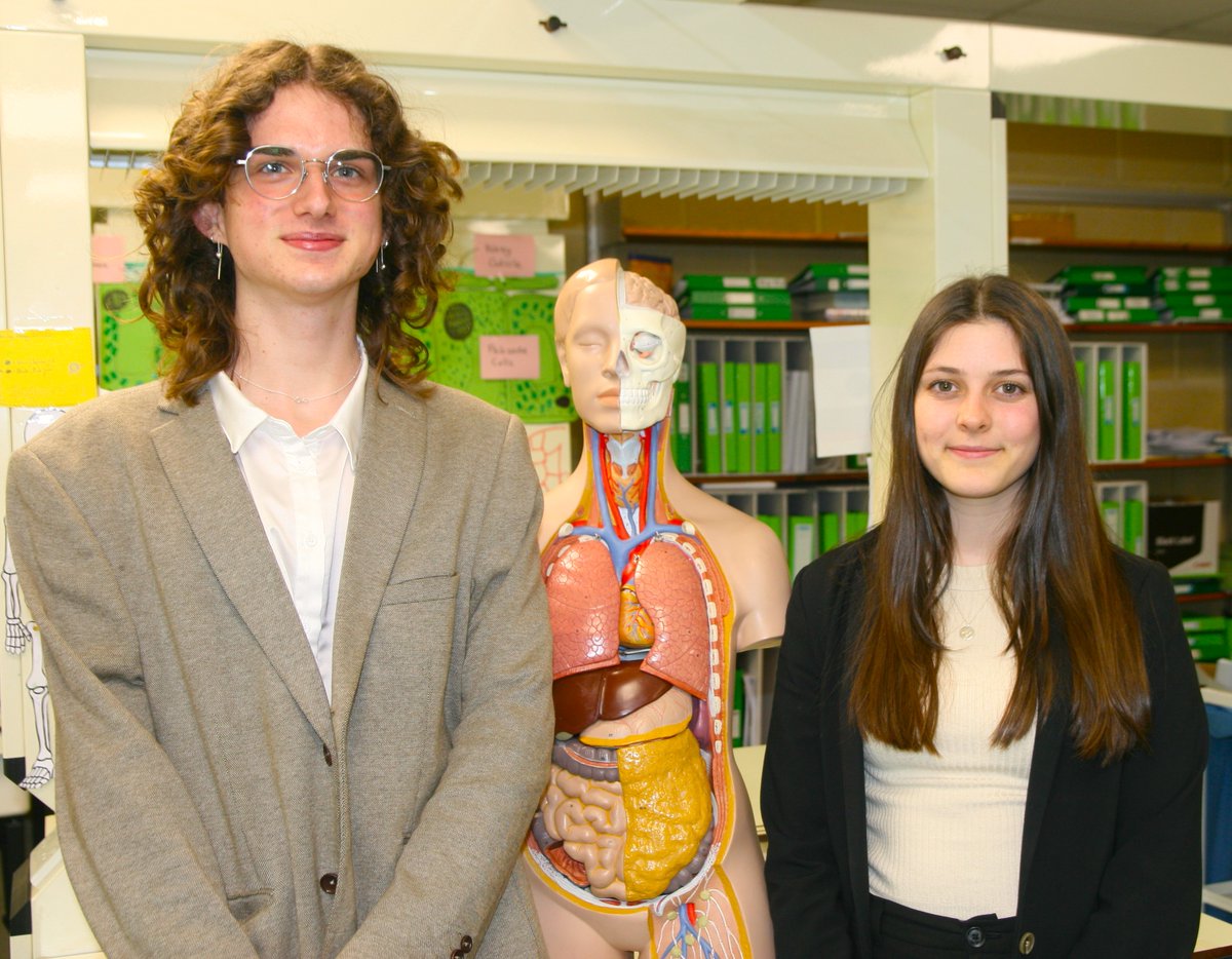 Finley & Rosie have 5 offers to study Medicine between them. They could be heading to @KingsCollegeLon  @BristolUni @unisouthampton  & @HullYorkMed  or @cardiffuni & have been sharing experiences with Y12 hopeful Medics
#excellence #loveoflearning #outstandingrelationships