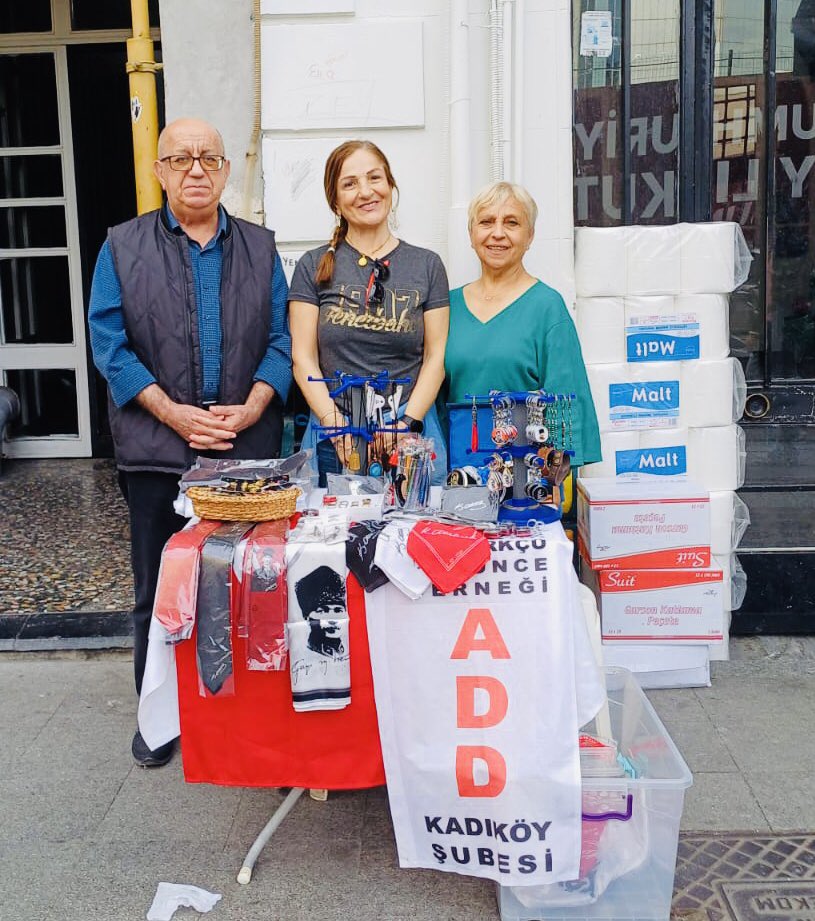 ADD Kadıköy Şubesi Sosyal İşler Kolu, Dernek tanıtım ve 'Cumhuriyetin Çocuklarına Sahip Çıkıyoruz' burs bağış kampanyası ile ilgili stant çalışmalarına devam ediyor. @add_genelmerkez @addkadikoygk