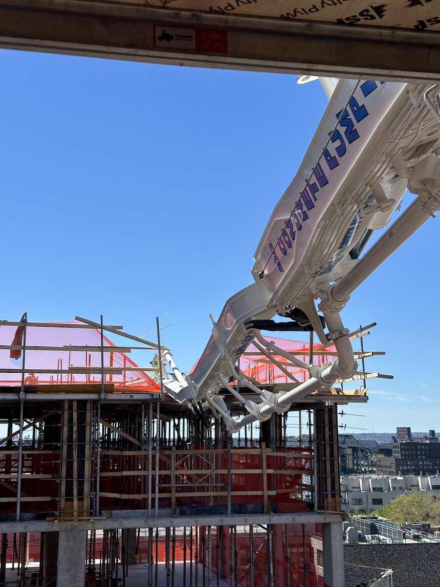 NYC_Buildings's tweet photo. Well that wasn't in the blueprint.

While pouring concrete at a new 23-story building in Brooklyn’s Gowanus neighborhood , a concrete pump collapsed during operations and landed precariously between the top of two buildings 😣 https://t.co/eSchPbthVM