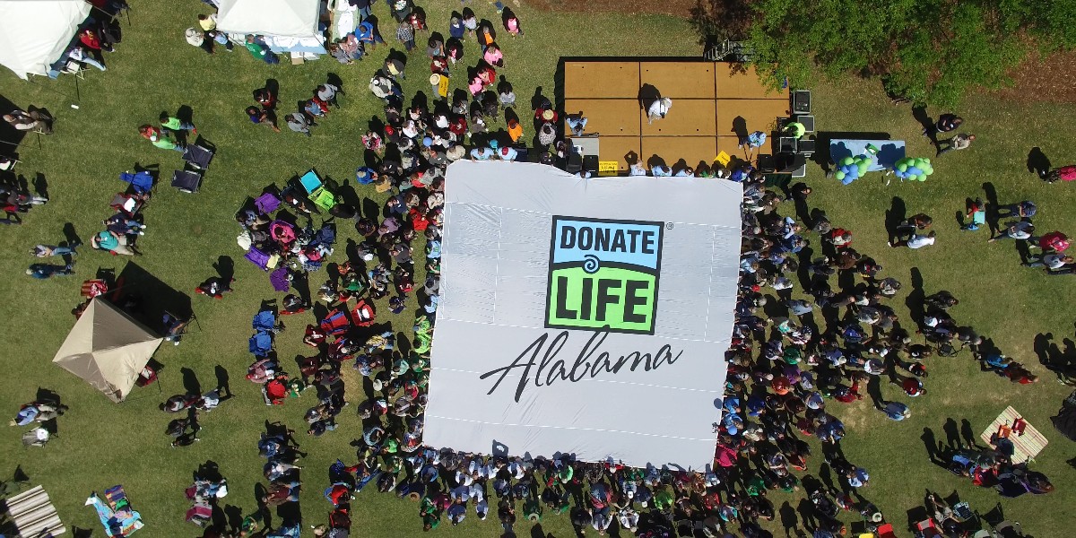 Attention all transplant recipients, living donors, donor families, and @DonateLife supporters! Join us this Saturday, April 20, for the @legacyofhopeAL Celebration of Life Picnic featuring food, fun, recognitions, and other events.🧺🌀
Register here: brnw.ch/21wIUeR