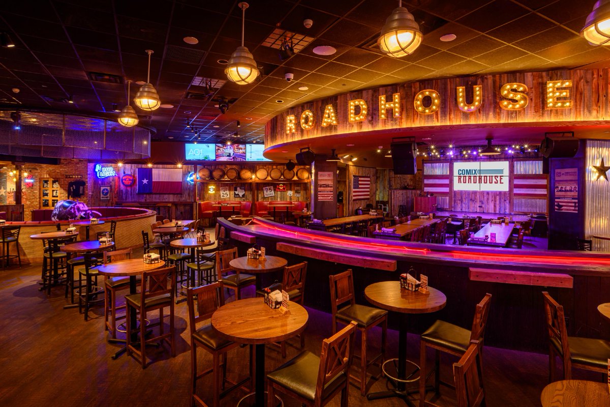 What’s going on in the Roadhouse: 🎤 Thurs: Truly Karaoke sponsored by @TrulySeltzer 🎶 Fri: Live music by Whiskey & Rye 🎶 Sat: Live music by American Honey 🎶 Acoustic Sundays with @LaceyCheryl 🤠 Plus bull riding all weekend long! 🤘 More info ComixRoadhouse.com/intheroadhouse 📷:...