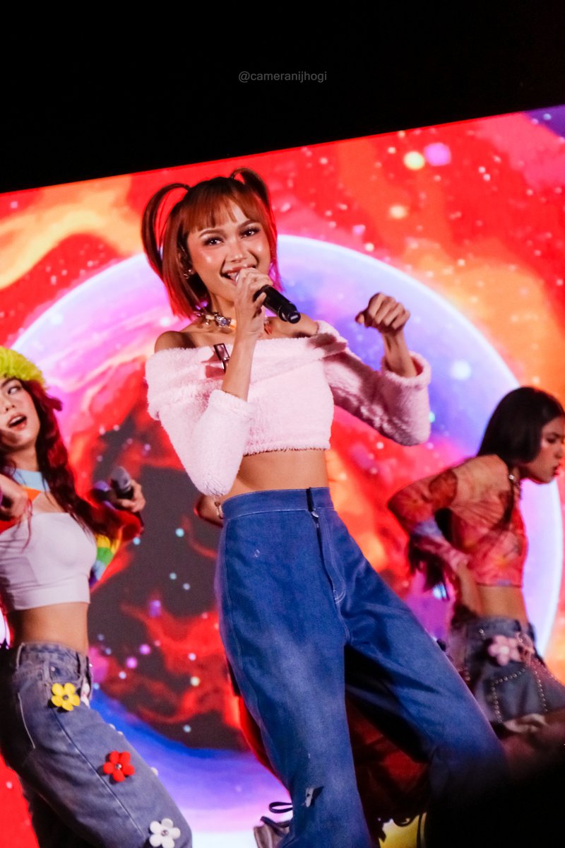 kars_media's tweet photo. Main slayer @bini_gwen 

041424 | BINI Talaarawan Mallshow
#BINI #BINI_SalaminSalamin #BINI_Gwen https://t.co/13x59vaKDL