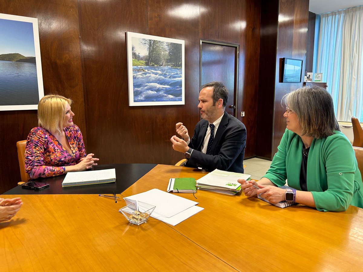 Defender el lenguaje de signos y a las personas sordas es un derecho. @fexas1 lleva muchos años trabajando en ello. ☝️Se han reunido con la consejera su presidente, José Manuel Cercas y la directora, Leticia Hernández. ✅Han trasladado varias propuestas que verán la luz pronto.