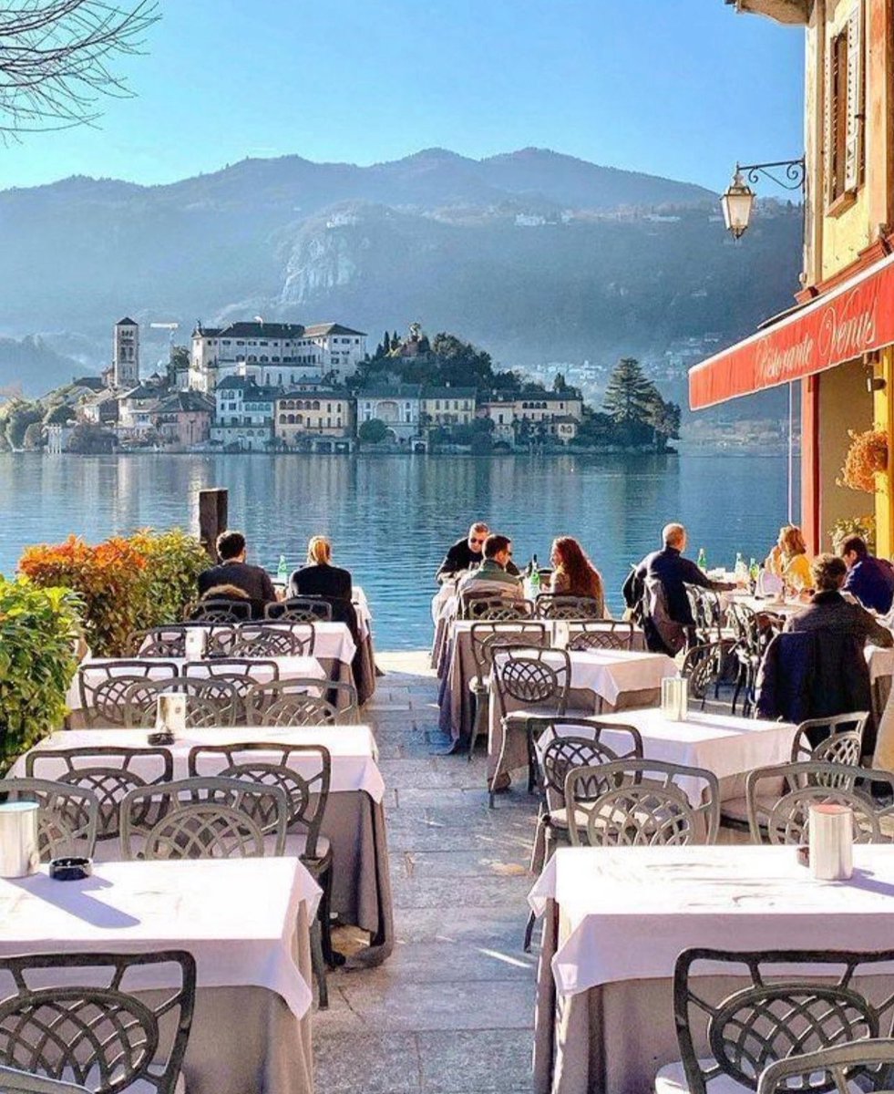 mamboitaliano__'s tweet image. Dreamy lunch in the tiny village of 
📍Orta San Giulio, Italy 🇮🇹 

On Lake d’Orta. A miniature paradise ✨.
