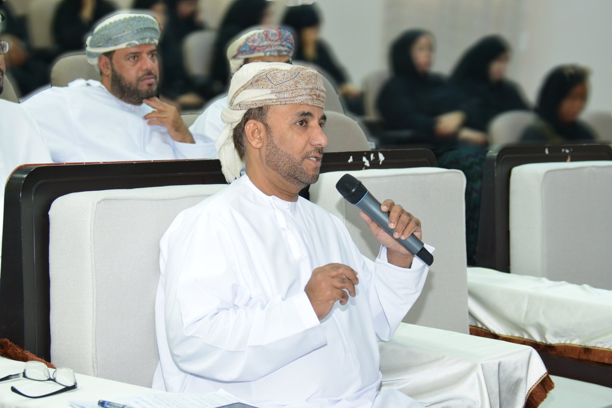 EduGovSsq's tweet photo. انطلقت اليوم بالمديرية العامة للتربية والتعليم بمحافظة جنوب الشرقية فعاليات ملتقى دائرة القياس والتقويم التربوي الأول والذي جاء تحت شعار "صناعة وتغيير" وذلك تحت رعاية عبدالله بن علي الفوري المدير العام ، وبحضور أنور بن حمد السناني رئيس مجلس إدارة غرفة تجارة وصناعة عمان فرع جنوب الشرقية وخالد بن خليفة العريمي المدير المساعد للدائرة وعدد من رؤساء وموظفي الدائرة وذلك بقاعة غرفة تجارة وصناعة عمان بمحافظة جنوب الشرقية بصور ويستمر على مدى يومين ويستهدف الموظفين والمعلمين والمهتمين بالشأن التربوي.
هدف الملتقى إلى تطوير وصقل مهارات الموظفين في الجوانب الإدارية والفنية المتعلقة ببيئة عملهم وربطها بواقع الزيارات الميدانية، ونقل وتبادل الأفكار والخبرات بين الموظفين بالدائرة، وتعزيز وتطوير العلاقات المهنية بالدائرة لرفع كفاءة الأداء العاملين وتنظيم أوراق وورش وبرامج عمل للموظفين بالدائرة، وذلك بالاستعانة بالخبرات الخارجية في تنفيذ تلك البرامج.
بدء الملتقى بقرائه ميسرة من القران الكريم تلاها الطالب سالم بن جمعة المشرفي من مدرسة الامام الصلت بن القاسم الخروصي ثم قدمت فقرة الإنشاد الديني قدمتها الطالبة يمنى بنت مزهود الداودية من مدرسة الخنساء للتعليم الأساسي كما تضمن برنامج الملتقى في يومه الأول عدداً من المحاضرات وورش العمل بدأت بورقه عمل توظيف تطبيقات الذكاء الاصطناعي في العمل، قدمها ناصر بن جمعة الفراجي «اخصائي ابتكار أول» تلاها ورقة عمل بعنوان كيف تسوق نفسك بذكاء، قدمتها المدربة الدكتورة أسماء بنت سالم الهاشمية ثم عرض مرئي لمنجزات دائرة القياس والتقويم التربوي بالمحافظة قدمه خميس بن مبارك العلوي صاحب مبادرة وفكرة أقامة الملتقى ثم قام المدير العام بتكريم مقدمي أوراق العمل ومنظمي الملتقى والمتعاونين .
ويواصل البرنامج غدا فعالياته بورقه عمل حول مستجدات منظومة إجادة، يقدمها محمد بن مسلم العريمي رئيس قسم الموارد البشرية وورقة عمل حول آلية الاستفادة من الصفحة الإلكترونية لتحليل نتائج الطلبة، يقدمها فيصل بن عبدالله النعيمي اخصائي دراسات دولية أول ويختتم البرنامج فعالياته بورقة عمل مهارات الاتصال والتواصل لدى القائد، يقدمها عبد العزيز بن سعيد العلوي «اخصائي تأهيل وتدريب».
وقد عبر عبدالرزاق بن علي العلوي احد المشاركين في الملتقى عن سعادته بالمشاركة في هذا الحدث المهم، مؤكد على أهمية الموضوعات التي تم طرحها في المحاضرات وورش العمل، والتي ستساهم في تطوير مهاراتهم وتعزيز قدراتهم مشيدا بجهود دائرة القياس والتقويم التربوي في تنظيم هذا الملتقى ومؤكد على ضرورة استمرار مثل هذه الفعاليات التي تساهم في الارتقاء بالعمل التربوي في المحافظة.