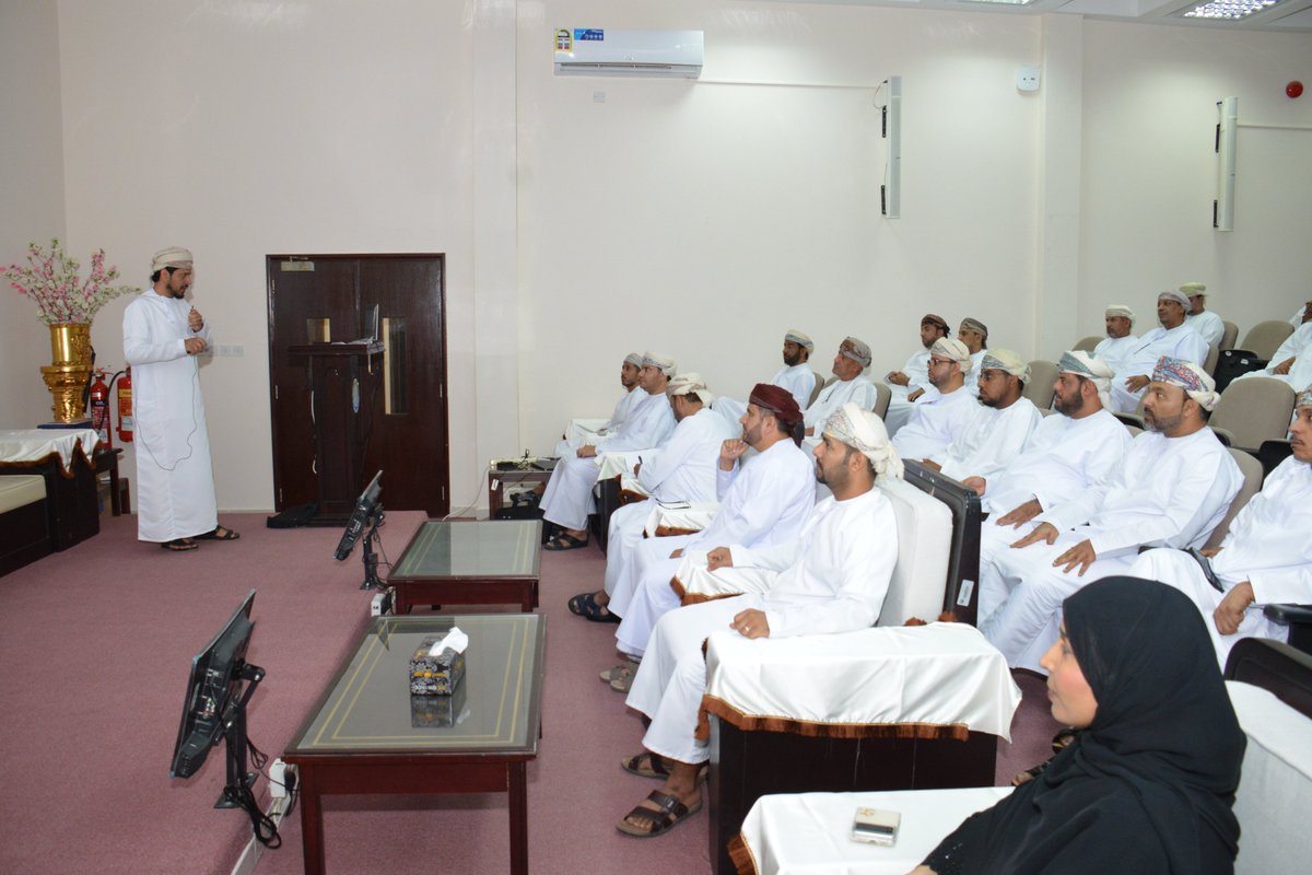 EduGovSsq's tweet photo. انطلقت اليوم بالمديرية العامة للتربية والتعليم بمحافظة جنوب الشرقية فعاليات ملتقى دائرة القياس والتقويم التربوي الأول والذي جاء تحت شعار "صناعة وتغيير" وذلك تحت رعاية عبدالله بن علي الفوري المدير العام ، وبحضور أنور بن حمد السناني رئيس مجلس إدارة غرفة تجارة وصناعة عمان فرع جنوب الشرقية وخالد بن خليفة العريمي المدير المساعد للدائرة وعدد من رؤساء وموظفي الدائرة وذلك بقاعة غرفة تجارة وصناعة عمان بمحافظة جنوب الشرقية بصور ويستمر على مدى يومين ويستهدف الموظفين والمعلمين والمهتمين بالشأن التربوي.
هدف الملتقى إلى تطوير وصقل مهارات الموظفين في الجوانب الإدارية والفنية المتعلقة ببيئة عملهم وربطها بواقع الزيارات الميدانية، ونقل وتبادل الأفكار والخبرات بين الموظفين بالدائرة، وتعزيز وتطوير العلاقات المهنية بالدائرة لرفع كفاءة الأداء العاملين وتنظيم أوراق وورش وبرامج عمل للموظفين بالدائرة، وذلك بالاستعانة بالخبرات الخارجية في تنفيذ تلك البرامج.
بدء الملتقى بقرائه ميسرة من القران الكريم تلاها الطالب سالم بن جمعة المشرفي من مدرسة الامام الصلت بن القاسم الخروصي ثم قدمت فقرة الإنشاد الديني قدمتها الطالبة يمنى بنت مزهود الداودية من مدرسة الخنساء للتعليم الأساسي كما تضمن برنامج الملتقى في يومه الأول عدداً من المحاضرات وورش العمل بدأت بورقه عمل توظيف تطبيقات الذكاء الاصطناعي في العمل، قدمها ناصر بن جمعة الفراجي «اخصائي ابتكار أول» تلاها ورقة عمل بعنوان كيف تسوق نفسك بذكاء، قدمتها المدربة الدكتورة أسماء بنت سالم الهاشمية ثم عرض مرئي لمنجزات دائرة القياس والتقويم التربوي بالمحافظة قدمه خميس بن مبارك العلوي صاحب مبادرة وفكرة أقامة الملتقى ثم قام المدير العام بتكريم مقدمي أوراق العمل ومنظمي الملتقى والمتعاونين .
ويواصل البرنامج غدا فعالياته بورقه عمل حول مستجدات منظومة إجادة، يقدمها محمد بن مسلم العريمي رئيس قسم الموارد البشرية وورقة عمل حول آلية الاستفادة من الصفحة الإلكترونية لتحليل نتائج الطلبة، يقدمها فيصل بن عبدالله النعيمي اخصائي دراسات دولية أول ويختتم البرنامج فعالياته بورقة عمل مهارات الاتصال والتواصل لدى القائد، يقدمها عبد العزيز بن سعيد العلوي «اخصائي تأهيل وتدريب».
وقد عبر عبدالرزاق بن علي العلوي احد المشاركين في الملتقى عن سعادته بالمشاركة في هذا الحدث المهم، مؤكد على أهمية الموضوعات التي تم طرحها في المحاضرات وورش العمل، والتي ستساهم في تطوير مهاراتهم وتعزيز قدراتهم مشيدا بجهود دائرة القياس والتقويم التربوي في تنظيم هذا الملتقى ومؤكد على ضرورة استمرار مثل هذه الفعاليات التي تساهم في الارتقاء بالعمل التربوي في المحافظة.