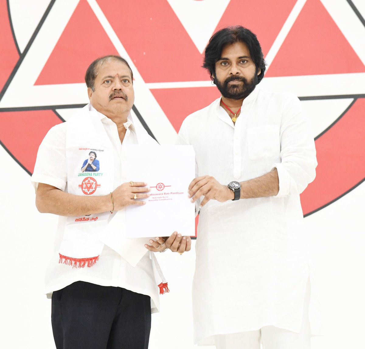 Sri @PawanKalyan Garu handed over B-Forms to the MLA and MP contestants of JanaSena Party in Mangalagiri #VoteForGlass