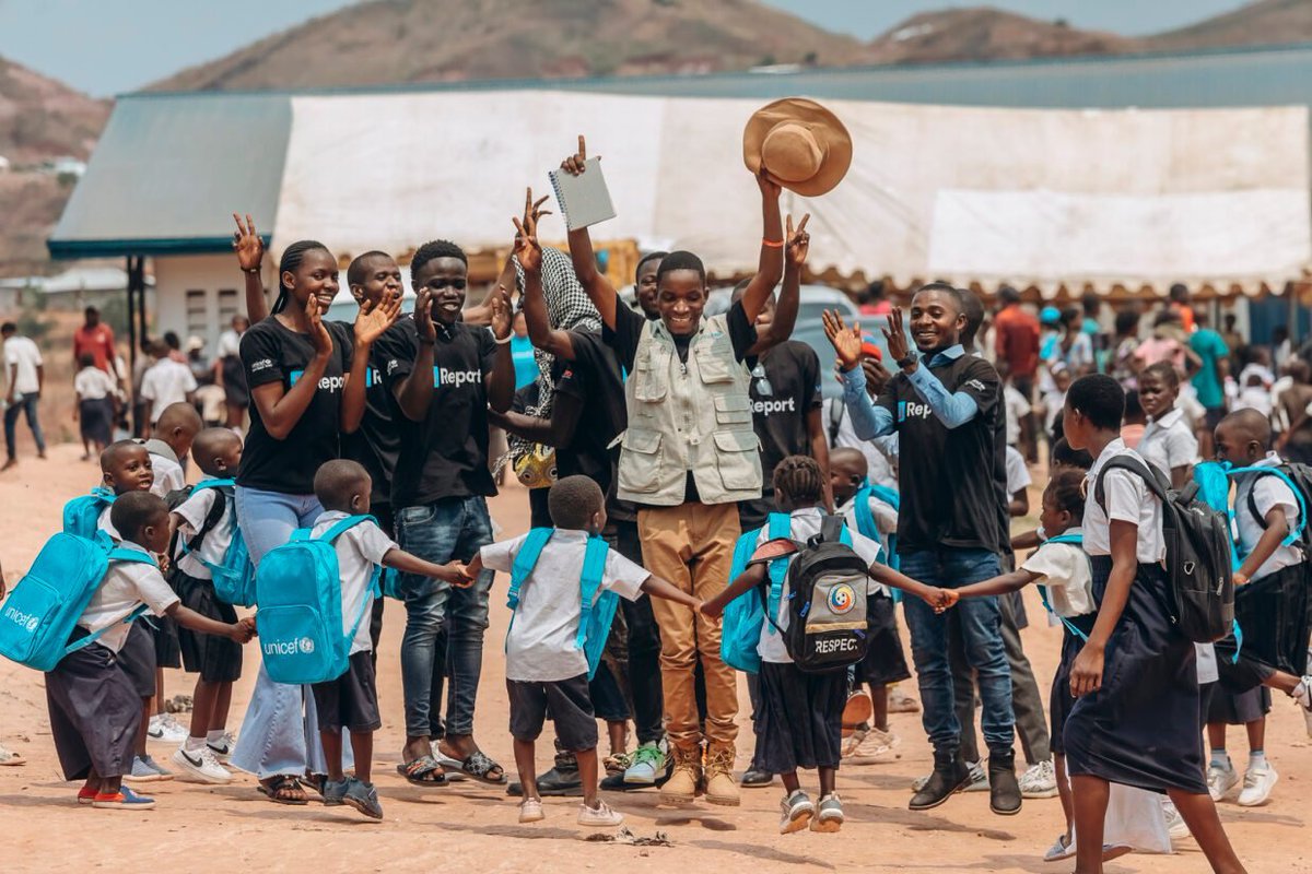 En collaboration 🤝 avec @UNVsintheDRC, @UNICEFDRC a lancé le programme Jeunes Champions 2023 ! En RDC, 40 jeunes volontaires dans 10 bureaux de l'UNICEF ont acquis une précieuse expérience professionnelle tout en défendant les droits des enfants 🇨🇩 🔗uni.cf/3uU0Pm8