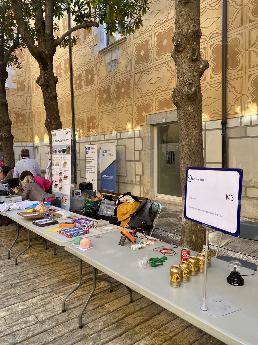 imb_cnm's tweet photo. Aquest cap de setmana hem anat a Girona per a la fira Ciència en Equip organitzada per @segirones! #CiènciaenEquip
El públic ha pogut gaudir de la microelectrònica gràcies als investigadors #predocs Marc Navarro i Laura Lefaix, en un taller coordinat per la Mercedes Saludes! https://t.co/SdmSriSiL7
