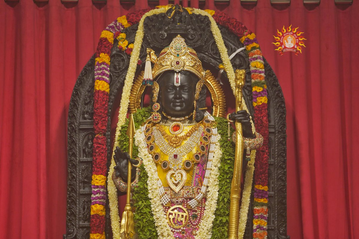 ShriRamTeerth's tweet photo. काम कोटि छबि स्याम सरीरा।
नील कंज बारिद गंभीरा॥
अरुन चरन पंकज नख जोती।
कमल दलन्हि बैठे जनु मोती॥

रेख कुलिस धवज अंकुर सोहे।
नूपुर धुनि सुनि मुनि मन मोहे।।
कटि किंकिनी उदर त्रय रेखा।
नाभि गभीर जान जेहि देखा।।

उनके नीलकमल और गंभीर जल से भरे हुए मेघ के समान श्याम शरीर में करोड़ों कामदेवों की शोभा है। लाल-लाल चरण कमलों के नखों की शुभ्र ज्योति ऐसी मालूम होती है, जैसे लाल कमल के पत्तों पर मोती स्थिर हो गए हों।

चरणतलों में वज्र, ध्वजा और अंकुश के चिह्न शोभित हैं। नूपुर की ध्वनि सुनकर मुनियों का भी मन मोहित हो जाता है। कमर में करधनी और पेट पर तीन रेखाएँ हैं। नाभि की गंभीरता को तो वही जानते हैं, जिन्होंने उसे देखा है।

His divine form, akin to the solemn clouds brimming with the deep azure of the lotus, radiates the splendour of countless Kama Devas. The luminous gleam from the nails of His scarlet lotus-like feet seems as though pearls are forever nestled upon crimson petals.

His sacred feet bear the auspicious symbols of the Vajra, Dhwaja, and Ankusha, gracing His presence. The melodious tinkling of His anklets captivates even the ascetics. Adorned with a girdle at His waist, and with three delicate lines across His belly. The profound mystery of His navel is known only to those who have beheld it.