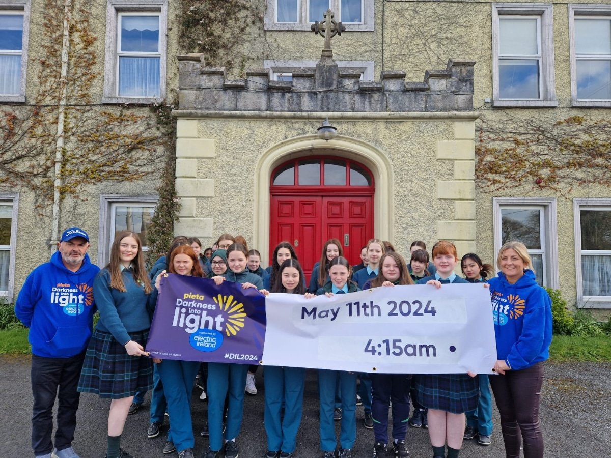 Sonya Mc Nally and Pat Egan came to school today to promote the upcoming Darkness into Light Walk which will place on the 11th of May at 4.15am. We hope to see as many of our school community as possible there to support this worthy cause. 💛 @lecheiletrust1 #stlouiscmx #lecheile