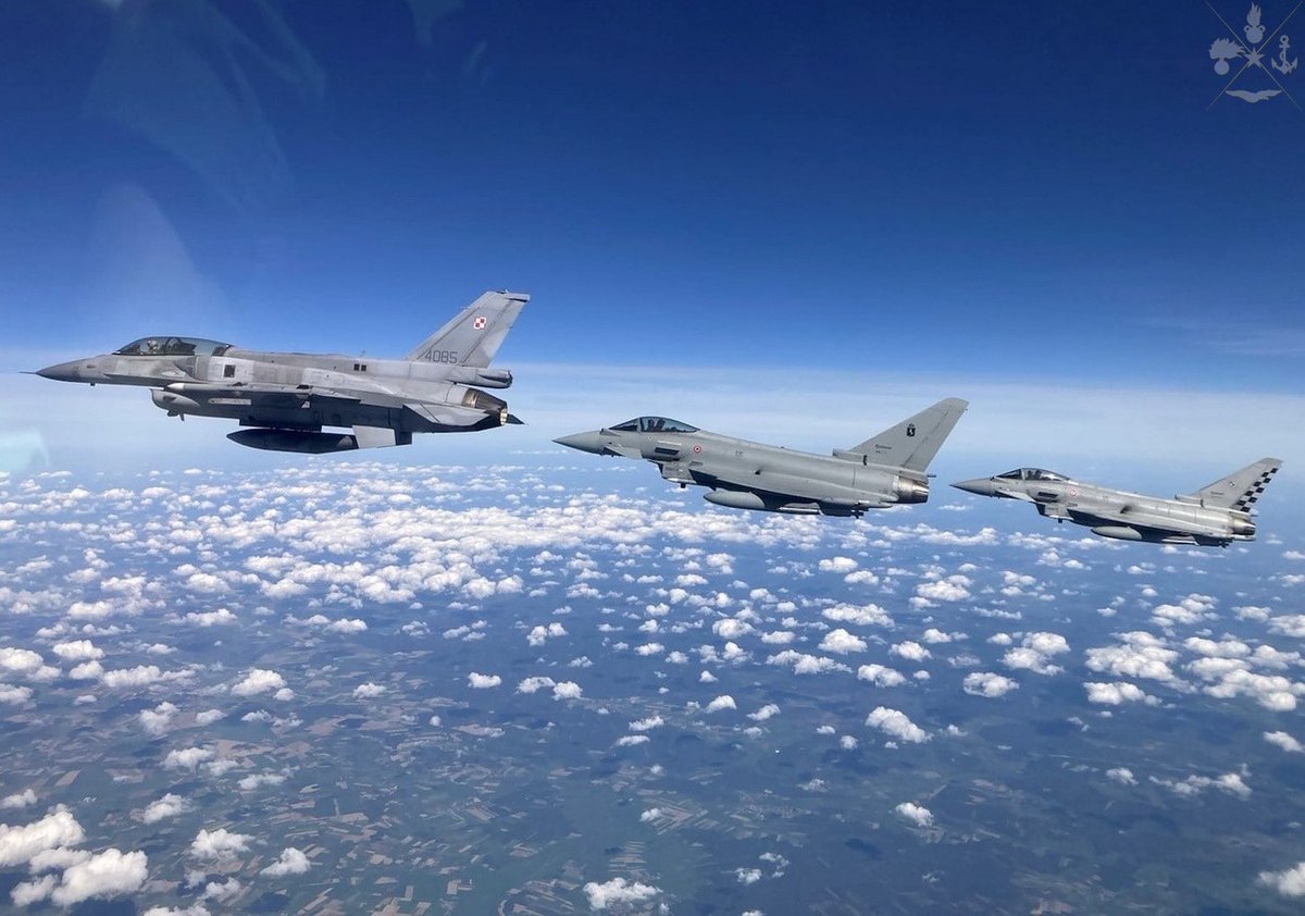 #Polonia Eurofighter dell'#AeronauticaMilitare della Task Force Air 4th Wing e F-16 polacchi in addestramento congiunto Missione di enhanced Air Policing a difesa dello spazio aereo #NATO ➡️bit.ly/eurofighter-it… #ForzeArmate🇮🇹 #UnaForzaperilPaese #WeAreNATO #StrongerTogether