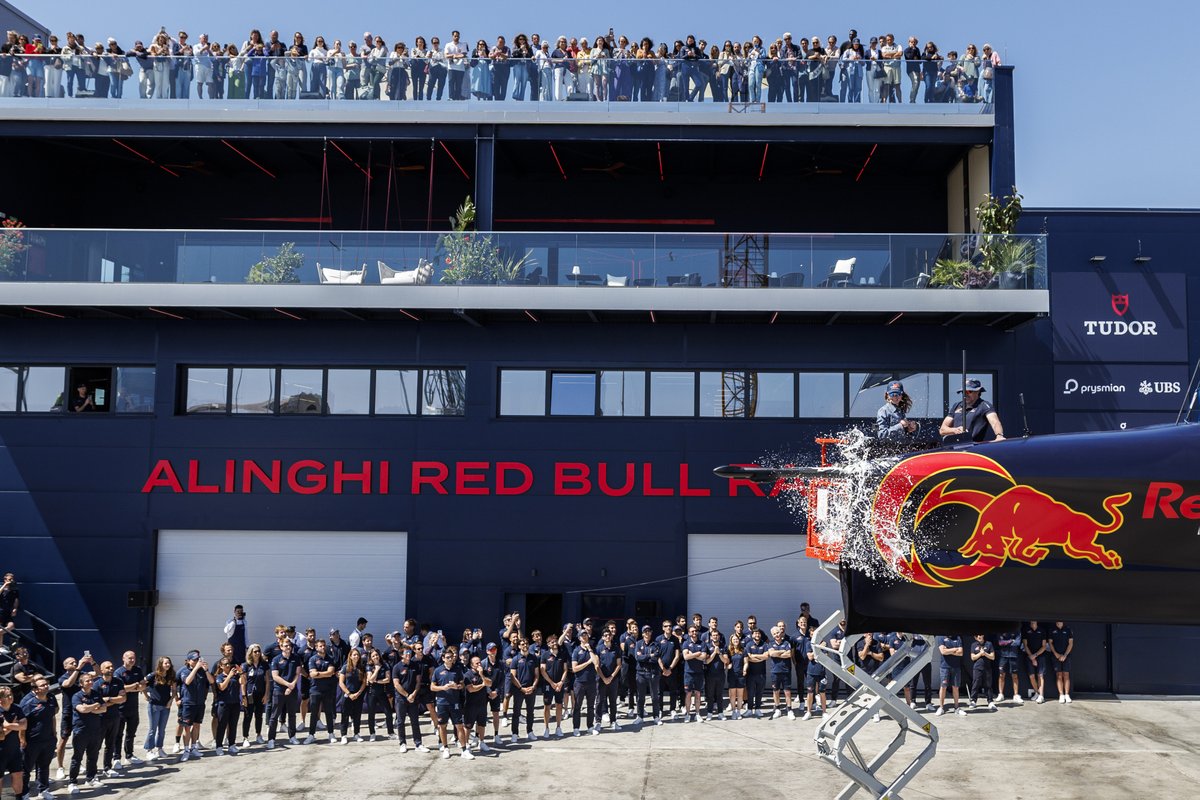 Meet @alinghiredbull's @americascup challenger! Who else can't wait to see #BoatOne's first sail? ⛵️
While you wait, check out the gear as worn by the crew 👉 bit.ly/3vI6JYw 
#americascup #givesyouwiiings