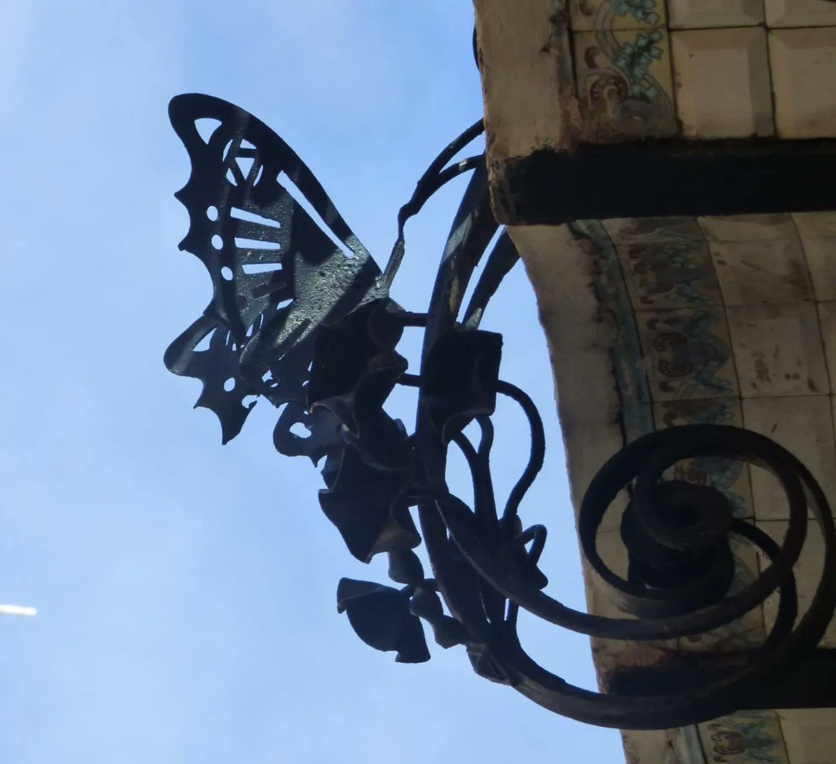 turismodeteruel's tweet photo. Las fachadas modernistas de Teruel se encuentran llenas de vida, pues no solo encontramos flora sino también fauna. En primavera, verdaderamente parecen cobrar vida integrándose en esta alegre estación 🦋🐝🦉

Descúbrelas a continuación ⬇️ https://t.co/TXEYXoa8KF