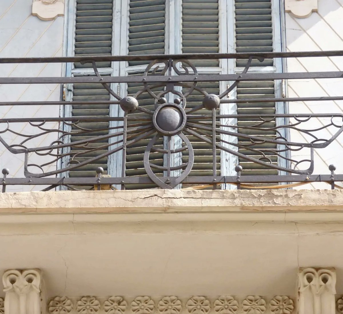 turismodeteruel's tweet photo. Eleva tu vista y disfruta de estas criaturas que se posan grácilmente en nuestros edificios de comienzos del siglo XX, y que en ocasiones se transforman siendo dos seres al mismo tiempo 🦉🐌 o dando vida a mitos como el del Ave Fénix 🐦‍🔥 

¡Te sorprenderá! https://t.co/mAynMbvFBQ
