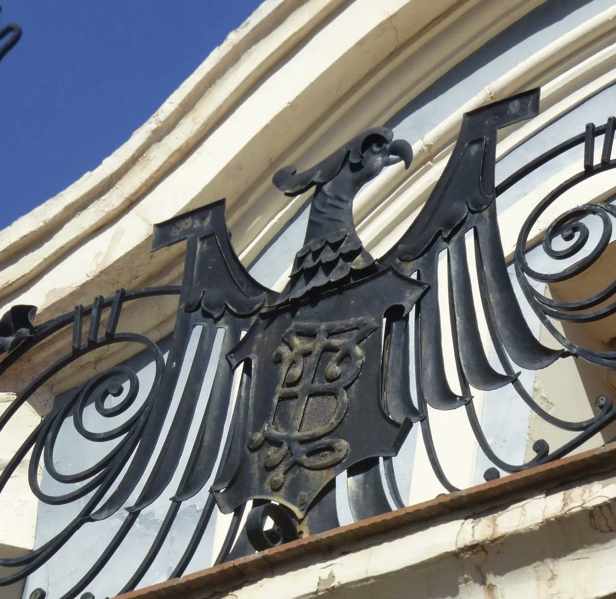 turismodeteruel's tweet photo. Eleva tu vista y disfruta de estas criaturas que se posan grácilmente en nuestros edificios de comienzos del siglo XX, y que en ocasiones se transforman siendo dos seres al mismo tiempo 🦉🐌 o dando vida a mitos como el del Ave Fénix 🐦‍🔥 

¡Te sorprenderá! https://t.co/mAynMbvFBQ
