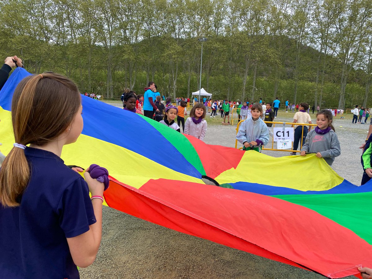 oloteducacio's tweet photo. 🤸‍♀️Avui més de 500 alumnes han sortit al carrer a jugar amb el #Rodajoc!

🌱Els infants s'han acostat als jocs tradicionals, han estat en contacte amb l'entorn i amb alumnes de les altres escoles.

🙌Hi han participat 17 escoles d'Olot i la Garrotxa.

🔗https://t.co/TwQAihexXM https://t.co/S7GgAWV4wp