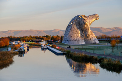 Built of structural steel with a stainless steel cladding, The Kelpies are 30 metres high and weigh 300 tonnes each. Construction began in June 2013 and was complete by October 2013. c.o. Wikipedia 🗡️🦄🦄🏴󠁧󠁢󠁳󠁣󠁴󠁿