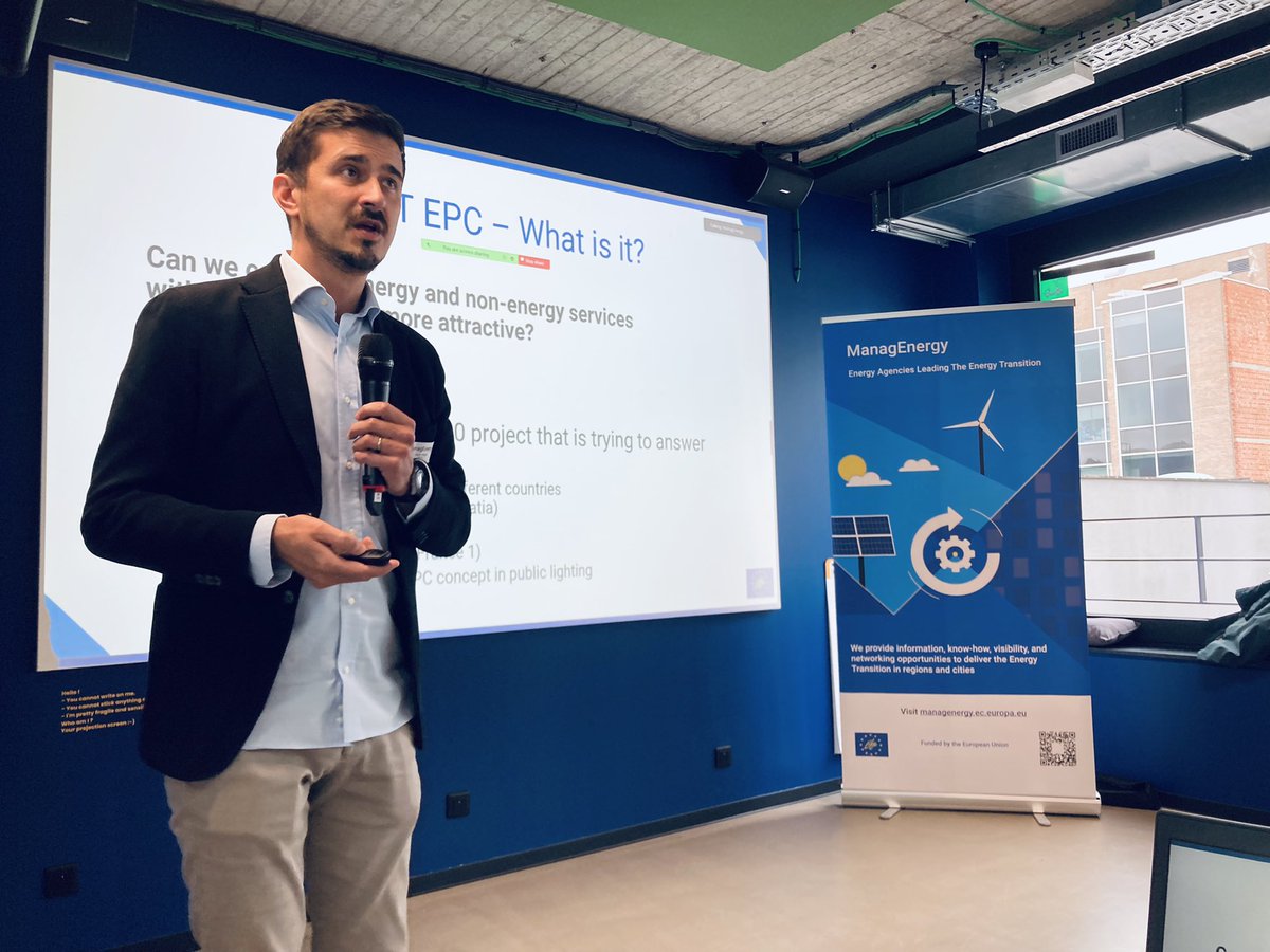 Fedarene's tweet photo. ⏺ Live at the @EU_ManagEnergy Master Class Josip Cengija from @RegeaAgency presents the #smartepc concept to the participants coming from local authorities and local/regional #EnergyAgencies from across Europe.
#Streetlighting #EnergyEfficiency #Financing https://t.co/6iLOUZUayD
