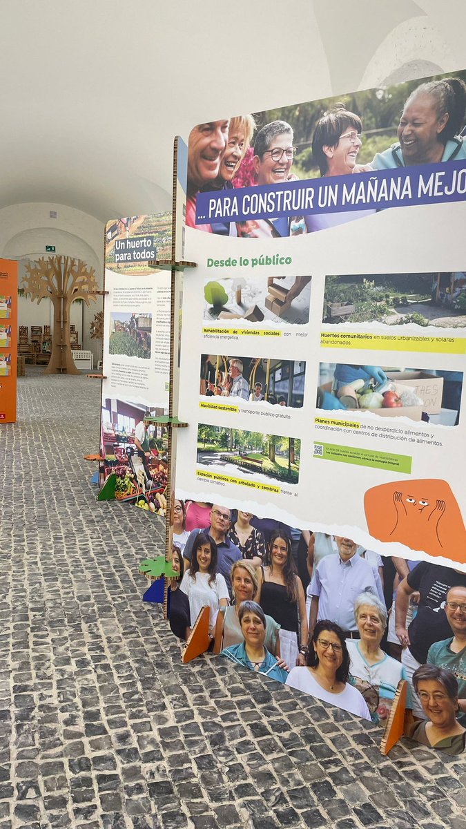 REDES_ONGD's tweet photo. El equipo de @EnlazatePJ -Badajoz inaugura la expo: "Los cuidados nos sostienen". Es más que una exposición, es una llamada a mirar el entorno social y ambiental, y organizar propuestas para mejorarlo. #CUIDAdaniaIntegral @BoscoGlobalONGD @ONGDSED @Entreculturas https://t.co/UVYlm28G3h