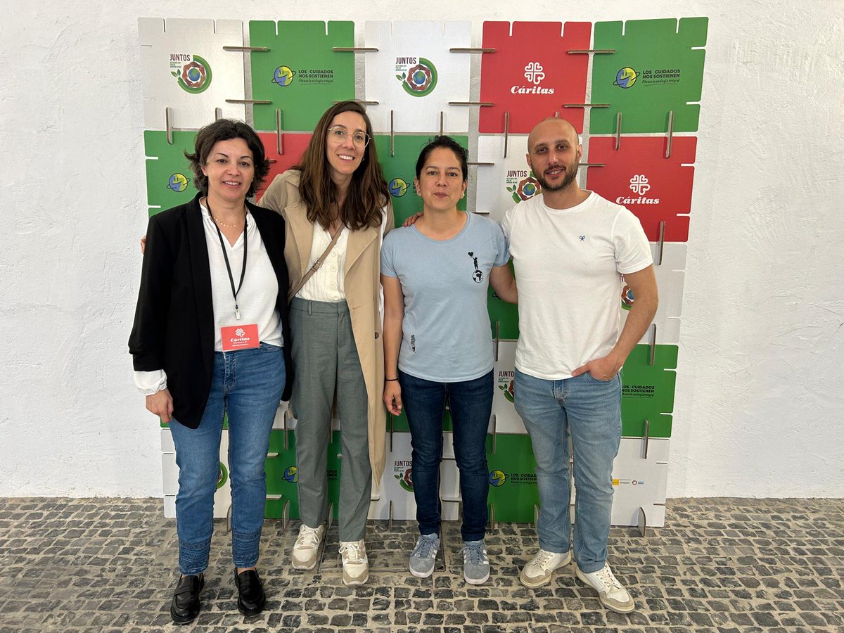 REDES_ONGD's tweet photo. El equipo de @EnlazatePJ -Badajoz inaugura la expo: "Los cuidados nos sostienen". Es más que una exposición, es una llamada a mirar el entorno social y ambiental, y organizar propuestas para mejorarlo. #CUIDAdaniaIntegral @BoscoGlobalONGD @ONGDSED @Entreculturas https://t.co/UVYlm28G3h