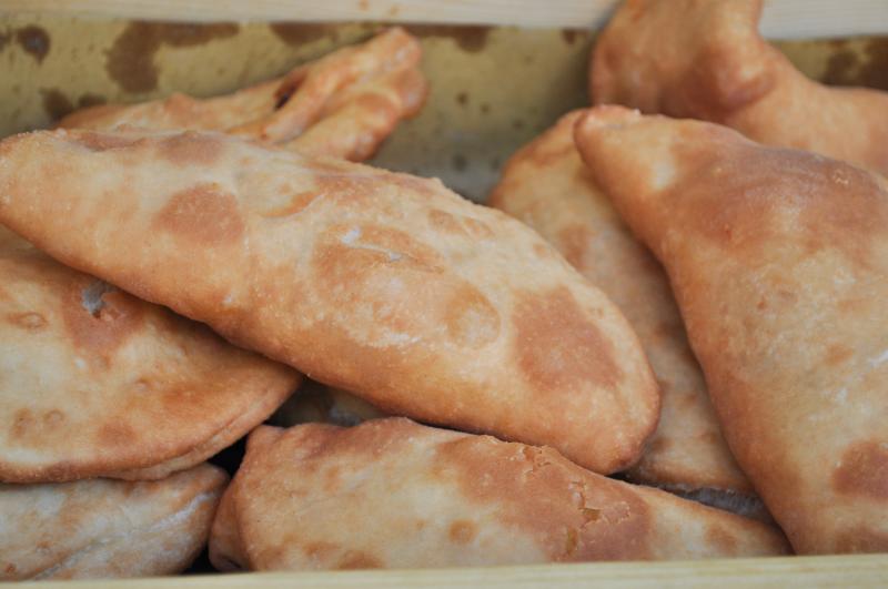 Often confused with calzoni, crescent-shaped, fried panzerotti are delicious turnovers that originated in Puglia: bit.ly/3To9lU4