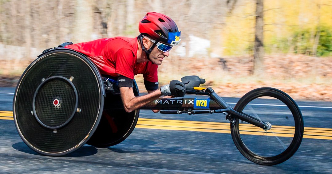 ¡Enhorabuena @santirun por tu impresionante triunfo este fin de semana en la Maratón de Boston! 🏆 Con un tiempo asombroso de 2h08min58s, ¡80 segundos más rápido que en 2022! Tu victoria, después de una pretemporada tan desafiante resalta tu increíble capacidad de superación