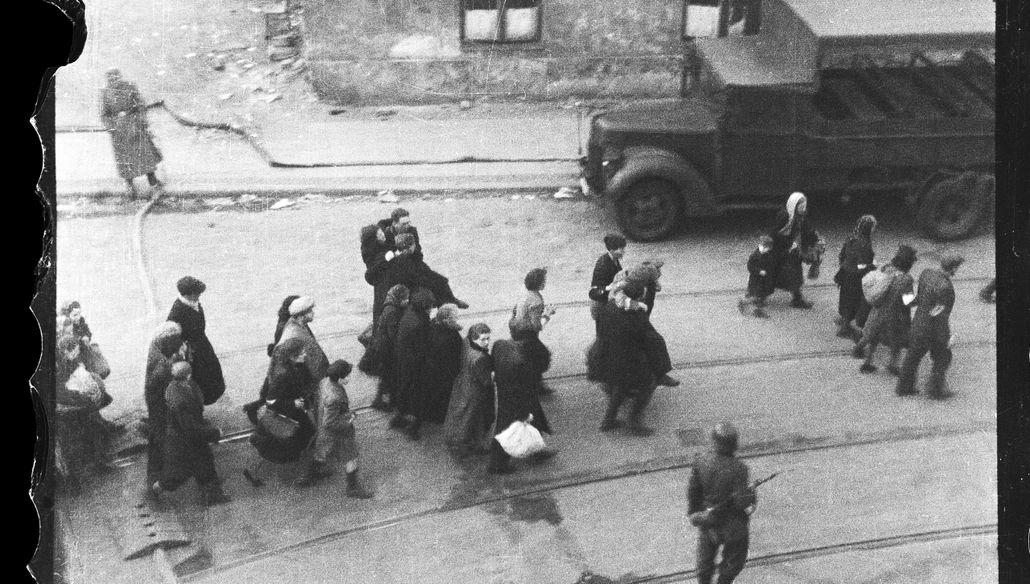 En novembre 1940, le ghetto de Varsovie est coupé du monde. Entouré de murs, les Juifs qui y sont massivement enfermés sont condamnés à l’abandon et la solitude. Viendront la surpopulation, la famine, les persécutions, puis les déportations vers le centre de mise à mort de…