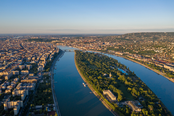 Iepazīsimies – viena no Donavas slavenākajām salām Margitas sala. Atrodas Budapeštā, nedaudz nostatus no vecpilsētas. To šķērso maģistrāls tilts, taču citādi tā ir zaļa paradīze pilsētā. 1/3