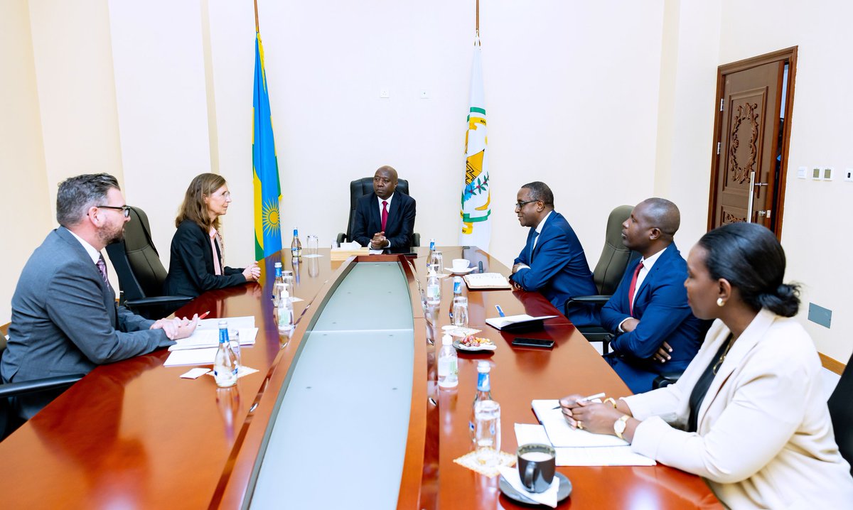PrimatureRwanda's tweet photo. Uyu munsi, Minisitiri w’Intebe Dr. Ngirente yakiriye Madamu Heike Uta Dettmann, Ambasaderi w’Ubudage mu Rwanda. Baganiriye ku gushimangira umubano w’ibihugu byombi. https://t.co/pg4EMAKyLq