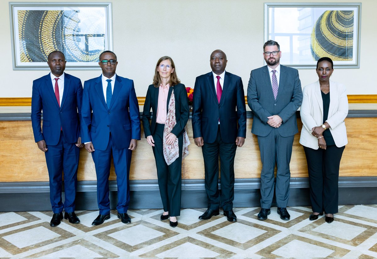 PrimatureRwanda's tweet photo. Uyu munsi, Minisitiri w’Intebe Dr. Ngirente yakiriye Madamu Heike Uta Dettmann, Ambasaderi w’Ubudage mu Rwanda. Baganiriye ku gushimangira umubano w’ibihugu byombi. https://t.co/pg4EMAKyLq