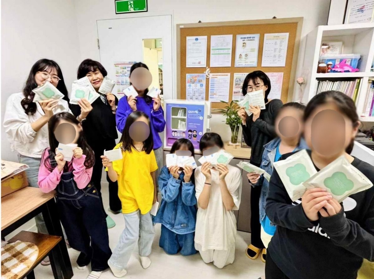 adorablewave's tweet photo. 호석, 윤기 생일 기부 캠페인 '솝for완소' 기사가 실렸어요!

📰 BTS 팬클럽 `다정한파동`, 따뜻한 하루에 생리대 자판기 기부

✅️https://t.co/QJ6VH9h2dX

따뜻한 하루의 소식과 후원문의는 : 
☎️02-773-6582

다정한! 파동에 함께해주셔서 감사합니다💜

#디데이에_희망을 #다정한파동 https://t.co/E09mpHiZOn