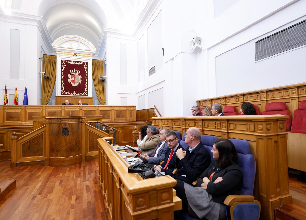 👩‍🎓👨‍🏫 El presidente de las Cortes #CLM, @PabloBellido_Az ha pedido 'elevar el nivel de la escucha' hoy en las XV Jornadas de Derecho Parlamentario, que ha inaugurado junto con José Tudela de la @Fundacion_MGA. 🖊️ cortesclm.es/index.php/8-no… 📸 flic.kr/s/aHBqjBmNL1