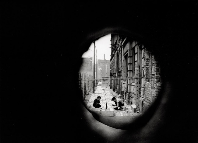 ainacliment's tweet photo. Norbert Bunge, "Ein Loch in der Mauer, Berlin-Kreuzberg", 1962. 

Photographer, filmmaker and gallerist of Argus Fotokunst (Berlin).  Ruhe in Frieden, mein lieber Freund. ❤ https://t.co/xxO9NXQtWS