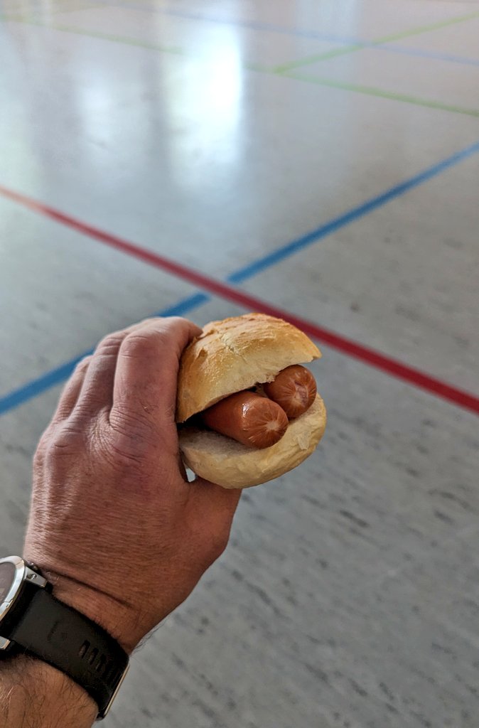 Es gibt Würschtl auf der Baustelle. Mahlzeit 😋