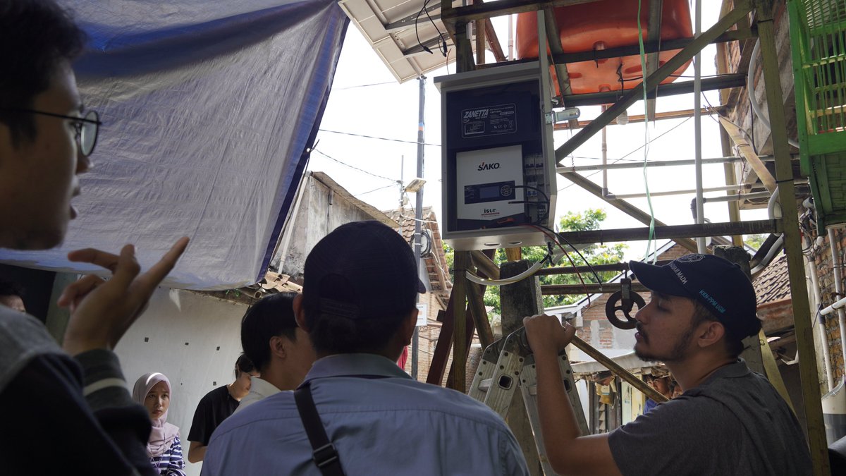 Freshmore students make a global impact! Through the 1-week overseas FACT programme supported by HCLTech & organised with Universitas Gadjah Mada, SUTD students design a solar system to power Kampung Terban.