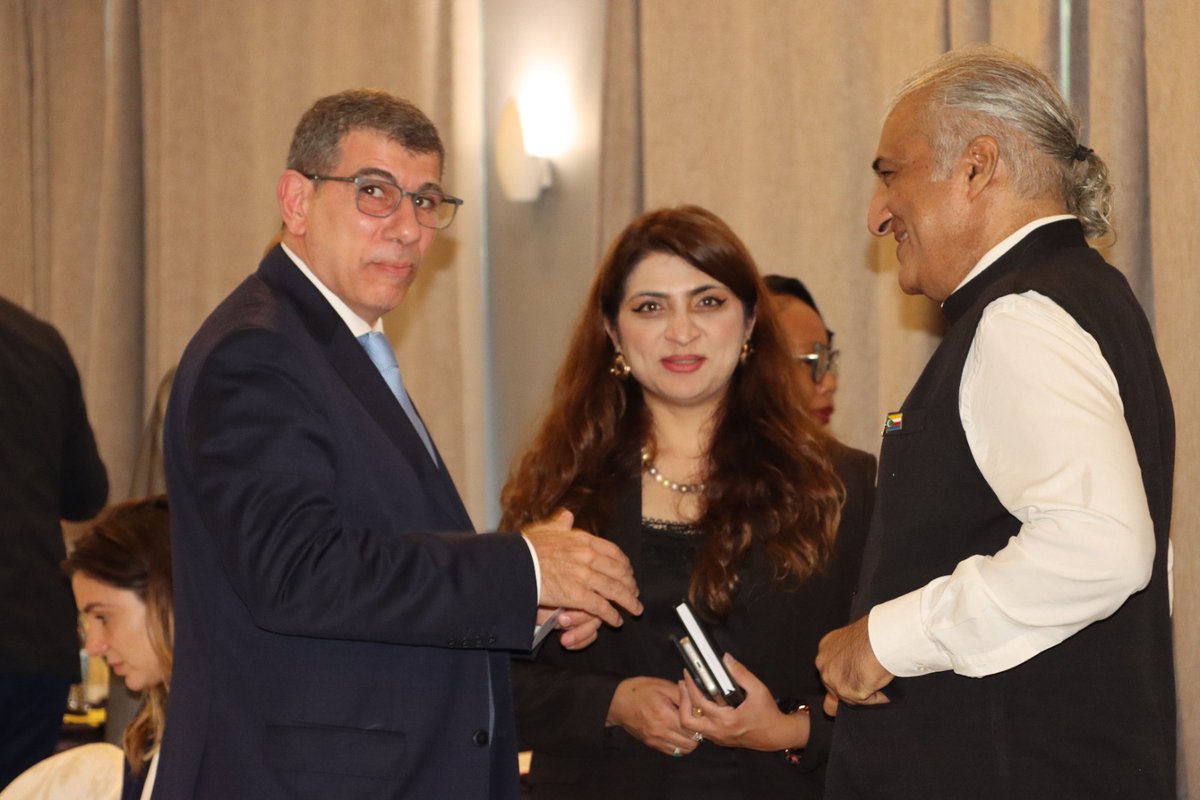 <a href="/PNUD_Comores/">PNUD Comores</a> <a href="/UNDRR/">UNDRR</a> <a href="/ONU_Comores/">Nations Unies Comores</a> <a href="/WRAbdoulaye/">Dr DIARRA ABDOULAYE</a> <a href="/OMSComores/">OMS Comores</a> <a href="/VeraHakim1/">VeraHakim</a> Conformément à l’appel à l’action du SG <a href="/antonioguterres/">António Guterres</a>, <a href="/PNUD_Comores/">PNUD Comores</a> travaille activement avec la <a href="/DGSCCOMORES/">Direction Générale de la Sécurité Civile _ Comores</a> <a href="/Ministere_Int/">Ministère de l’Intérieur de l'Union des Comores</a> pour la mise en œuvre d’un projet pour le renforcement des capacités de préparation et de réponse aux catastrophes.