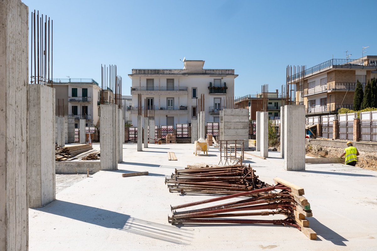 ceceremanag's tweet photo. Nella zona di Serapo (Gaeta) procedono spediti i lavori per lo sviluppo di un building realizzato con un particolare calcestruzzo. Case da sogno, che hanno registrato una rapida commercializzazione, a pochi passi dalle lunghe e frequentate spiagge del litorale.
Ph: Federico Viola https://t.co/yGaGNTqvKu