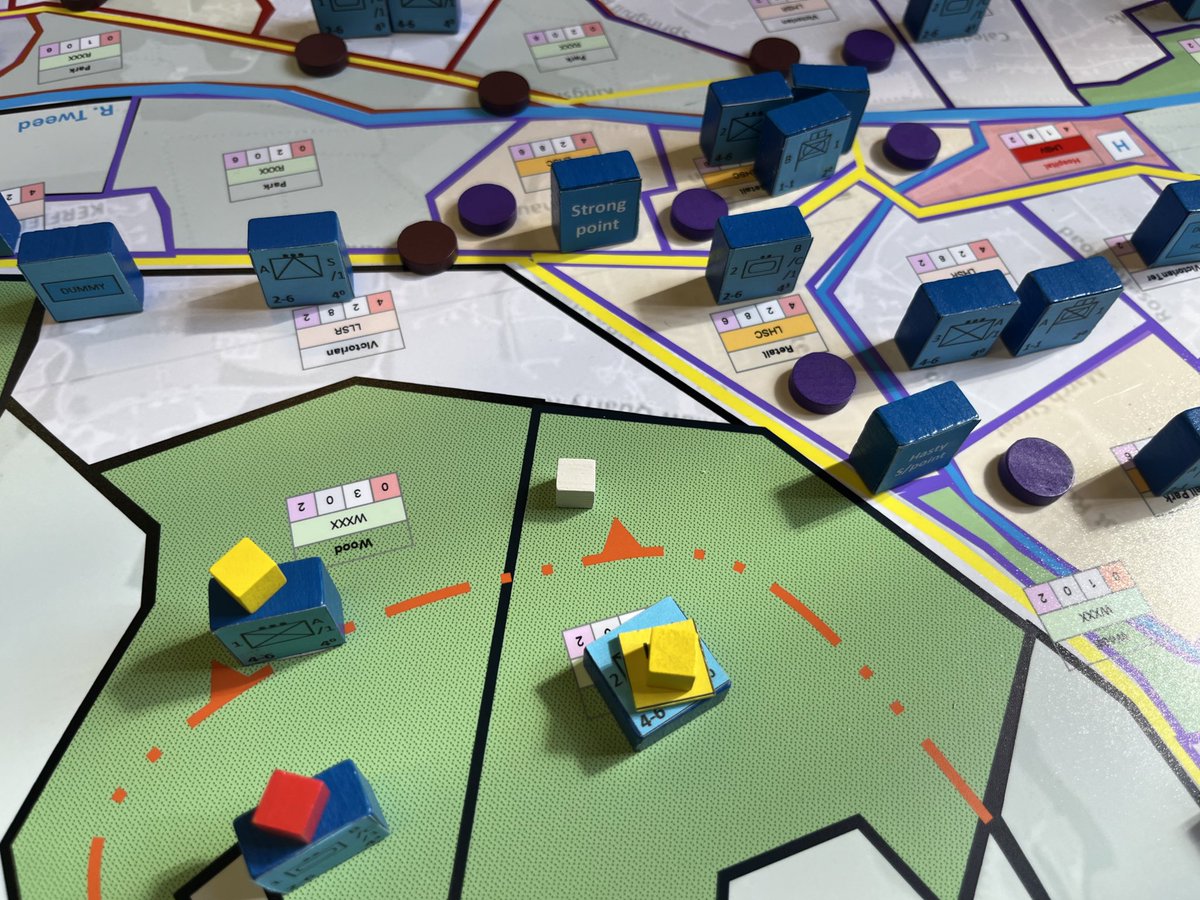 At @kclwargaming playing ‘City and CEMA’ blue forces defending a town in Scotland vs Red forces. Shaping operations complete, kinetic phase starting. Umpired by game designer @UrbanWargamer #kclwargamingweek